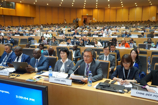 만국우편연합(Universal Postal Union) 총회가 9월 5일부터 8일까지(한국시간) 에티오피아 아디스아바바에서 열려 192개 회원국 대표와 옵저버 등 1500여명이 참여해 우편사업 환경변화에 따른 대응방안에 대해 논의했다. 강성주 우정사업본부장(맨 앞줄 왼쪽에서 다섯번째)이 만국우편연합(UPU) 총회에 참석해 발언하고 있다. 우정사업본부 제공